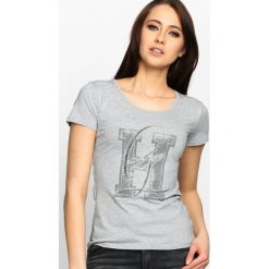 Szary T-shirt Cut On Standard. Szare bluzki damskie Born2be, s, z nadrukiem, z okrągłym kołnierzem, z krótkim rękawem. Za 19,99 zł.