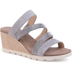 Klapki CAPRICE - 9-27202-24 Grey Suede 238. Szare klapki damskie Caprice, z aplikacjami, ze skóry, bez obcasa, na obcasie. Za 249,00 zł.