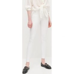 Jeansy slim push up - Biały. Białe jeansy damskie Reserved. Za 79,99 zł.