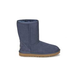 Śniegowce UGG Classic Short. Niebieskie kozaki damskie Ugg, bez obcasa, bez zapięcia. Za 881,08 zł.