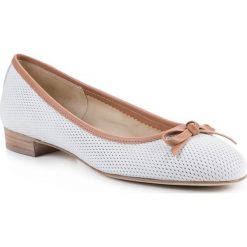 Buty damskie. Białe baleriny damskie Wittchen, bez wzorów, ze skóry, bez obcasa. W wyprzedaży za 359,90 zł.