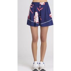 SZORTY PINKO. Czerwone szorty damskie Pinko, z aplikacjami, z tkaniny. Za 448,00 zł.