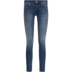 Jeansy Slim Fit Tommy Jeans Low Rise Skinny Sophie Nmst DW0DW04407. Niebieskie jeansy damskie Tommy Jeans, bez wzorów, z jeansu. Za 449,00 zł.