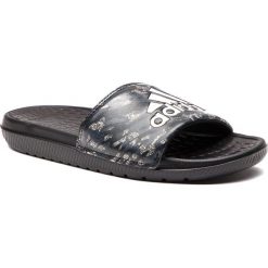 Klapki adidas - Voloomix BB7400 Cblack/Gretwo/Cblack. Czarne klapki męskie Adidas, bez wzorów, ze skóry ekologicznej. W wyprzedaży za 99,00 zł.