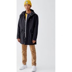 Pikowana parka z kapturem. Czarne parki męskie marki Pull&Bear, m, z kapturem. Za 229,00 zł.