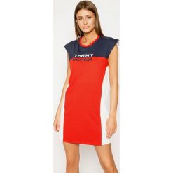 Sukienka plażowa TOMMY HILFIGER UW0UW02162. Czerwone sukienki damskie TOMMY HILFIGER, na plażę, xs, bez wzorów, bez kołnierzyka, bez rękawów. W wyprzedaży za 239,00 zł.
