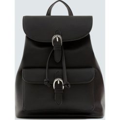 Czarny plecak ze sprzączkami. Czarne plecaki damskie Pull&Bear, bez wzorów. Za 89,90 zł.