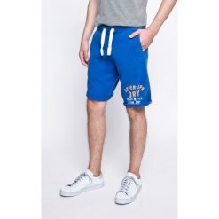 Superdry - Szorty. Szare spodenki sportowe męskie Superdry, z nadrukiem, z bawełny, sportowe. W wyprzedaży za 129,90 zł.