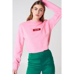 Bluzy damskie: NA-KD Trend Bluza z logo NA-KD – Pink