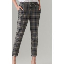Spodnie jogger fit we wzory - Szary. Spodnie damskie Mohito. Za 109,99 zł.