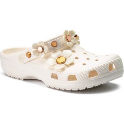 Klapki CROCS - Classic Metallic Blooms Clog 205585 Oyster. Brązowe klapki damskie Crocs, z aplikacjami, z tworzywa sztucznego, bez obcasa. Za 269,00 zł.