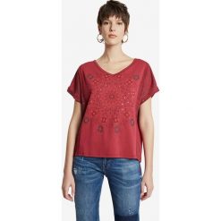Desigual Detroit Koszulka Czerwony. Czerwone koszulki damskie Desigual, xxl, z nadrukiem, z poliesteru, bez kołnierzyka, z krótkim rękawem. Za 274,95 zł.