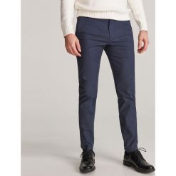 Spodnie chino slim - Granatowy. Niebieskie spodnie męskie Reserved, m. Za 149,99 zł.
