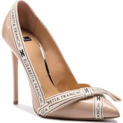 Szpilki ELISABETTA FRANCHI - SA-13L-91E2-V390 Cipria 350. Brązowe półbuty damskie marki Elisabetta Franchi, z aplikacjami, ze skóry ekologicznej, eleganckie, bez obcasa, na obcasie, bez zapięcia. Za 1999,00 zł.