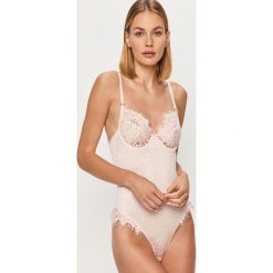Guess Jeans - Body. Różowe body damskie Guess Jeans, s, z aplikacjami, z jeansu. W wyprzedaży za 179,90 zł.