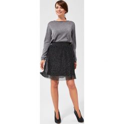 Plisowana spódnica mini z metaliczną nitką. Czarne spódniczki damskie Moodo, l, bez wzorów, z nylonu, mini. Za 39,99 zł.