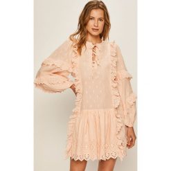 Pepe Jeans - Sukienka Zephyr. Różowe sukienki damskie Pepe Jeans, na co dzień, s, w koronkowe wzory, z bawełny, casualowe, bez kołnierzyka, z długim rękawem, długie, mini, proste. Za 639,90 zł.