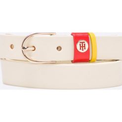 Tommy Hilfiger - Pasek skórzany. Szare paski damskie TOMMY HILFIGER, w paski, z materiału. W wyprzedaży za 129,90 zł.