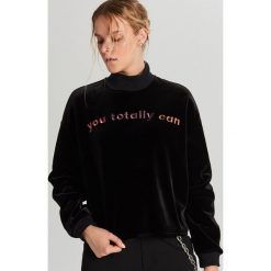 Welurowa bluza z półgolfem - Czarny. Czarne bluzy damskie Cropp, s, bez wzorów, z weluru, bez rękawów, bez kaptura. Za 89,99 zł.