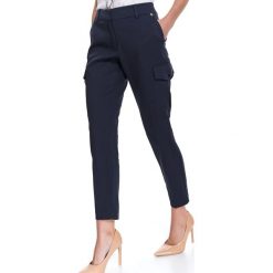 Eleganckie spodnie z kieszeniami. Spodnie damskie Top Secret. W wyprzedaży za 99,99 zł.