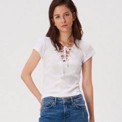 T-shirt z wiązaniem na dekolcie - Biały. Białe t-shirty damskie Sinsay, s, bez wzorów, bez kołnierzyka. Za 19,99 zł.