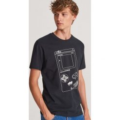 T-shirt Game Boy - Czarny. Czarne t-shirty męskie Reserved, s, bez wzorów, bez kołnierzyka. Za 59,99 zł.