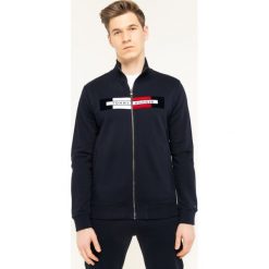 Bluza TOMMY HILFIGER Flocked Zip Through MW0MW12289. Szare bluzy męskie TOMMY HILFIGER, m, bez wzorów, z bawełny, bez kołnierzyka, bez rękawów, bez kaptura. W wyprzedaży za 349,00 zł.