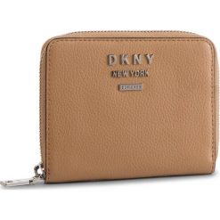 Duży Portfel Damski DKNY - R911HB04 Latte LAT. Pomarańczowe portfele damskie DKNY, bez wzorów, ze skóry. W wyprzedaży za 319,00 zł.
