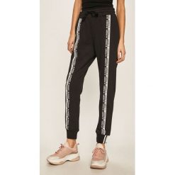 Adidas Originals - Spodnie. Czarne spodnie damskie z elastanu. Za 229,90 zł.