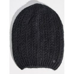 Czapka z zawieszką - Czarny. Czarne czapki zimowe damskie Sinsay. Za 9,99 zł.