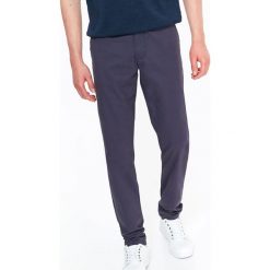 Spodnie męskie typu chino o regularnym kroju. Spodnie męskie Top Secret, na co dzień, m, bez wzorów, z bawełny. W wyprzedaży za 34,99 zł.