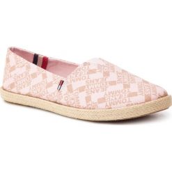 Espadryle TOMMY JEANS - Allover Print Slip On EN0EN00456 Lotus 662. Różowe espadryle damskie Tommy Jeans, bez wzorów, z jeansu, bez obcasa, na płaskiej podeszwie. Za 229,00 zł.