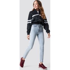 NA-KD Trend Jeansy slim z wysokim stanem - Blue. Niebieskie jeansy damskie marki NA-KD Trend, bez wzorów, z jeansu, z podwyższonym stanem. Za 202,95 zł.