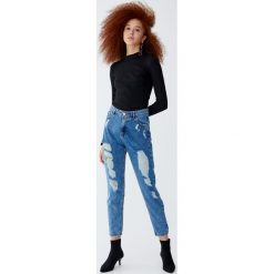 Jeansy mom fit z przetarciami. Niebieskie jeansy damskie Pull&Bear, z jeansu. Za 109,00 zł.