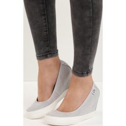 Szare Koturny Casual Step. Szare czółenka damskie marki Born2be, z lakierowanej skóry, z okrągłym noskiem, na koturnie. Za 49,99 zł.