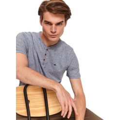 T-shirt z ozdobnymi guzikami. Szare t-shirty męskie Top Secret, na jesień, xxl, z aplikacjami, z bawełny, biznesowe, z okrągłym kołnierzem, krótkie. Za 49,99 zł.
