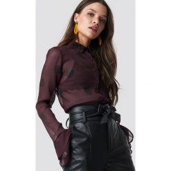 NA-KD Boho Szyfonowa bluzka z rękawami z falbaną - Red. Czerwone bluzki damskie marki NA-KD Boho, bez wzorów, z poliesteru, boho, z okrągłym kołnierzem, bez rękawów. W wyprzedaży za 40,47 zł.