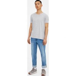 Jeansy regular comfort o średnim stopniu sprania. Niebieskie jeansy męskie regular marki Pull&Bear. Za 89,90 zł.