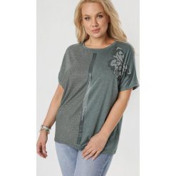 Ciemnozielona Bluzka Narilina. Zielone bluzki damskie Born2be, xl, bez wzorów, bez kołnierzyka, bez rękawów. W wyprzedaży za 39,99 zł.