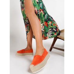 Pomarańczowe Espadryle Hella. Pomarańczowe espadryle damskie Renee, bez wzorów, bez obcasa. W wyprzedaży za 99,99 zł.
