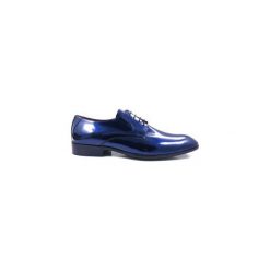Granatowe / niebieskie lakierki męskie T20. Niebieskie buty wizytowe męskie Modini Moda Męska, ze skóry, na sznurówki. Za 269,10 zł.