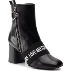 Botki Moschino Love. Szare botki damskie Moschino Love, ze skóry, bez obcasa, na zamek. Za 1449,00 zł.