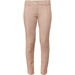 Patrizia Pepe TROUSERS Spodnie materiałowe light dab. Brązowe spodnie damskie Patrizia Pepe, bez wzorów, z elastanu. W wyprzedaży za 373,05 zł.