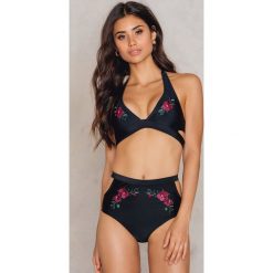 NA-KD Swimwear Majtki z haftem i wysokim stanem - Black,Multicolor. Czarne majtki damskie NA-KD Swimwear, z elastanu. W wyprzedaży za 20,19 zł.