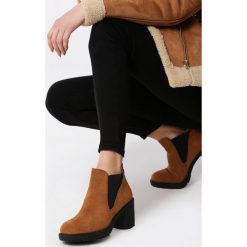 Camelowe Botki Nicollet. Brązowe botki damskie Born2be, na wiosnę, z okrągłym noskiem, na średnim obcasie, na obcasie, bez zapięcia. Za 139,99 zł.