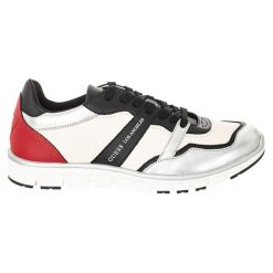 Skórzane sneakersy w kolorze biało-czarnym. Czarne trampki męskie Guess, bez wzorów, z materiału, na sznurówki. W wyprzedaży za 279,95 zł.