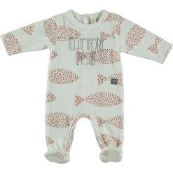 Śpioszki "Origin" w kolorze białym. Białe śpiochy niemowlęce Cotton Fish, z nadrukiem, z weluru. W wyprzedaży za 49,95 zł.