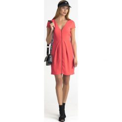 SUKIENKA Armani Exchange. Różowe sukienki damskie Armani Exchange, na imprezę, s, bez wzorów, z dekoltem na plecach, z krótkim rękawem, krótkie, mini. Za 489,30 zł.