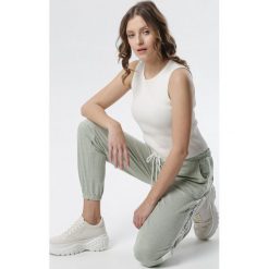 Jasnozielone Spodnie Hi Candy. Zielone spodnie damskie Born2be, s, z dresówki. Za 59,99 zł.