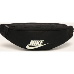 Nike Sportswear - Nerka. Czarne nerki damskie Nike Sportswear, w paski, z poliesteru, casualowe, bez dodatków. Za 79,90 zł.